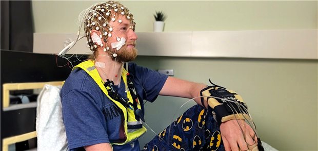 Ein Proband im Schlaflabor
