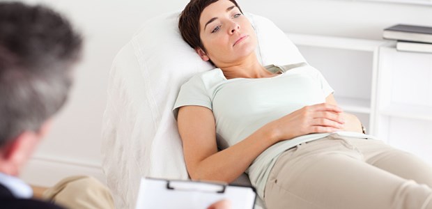Es geht um mehr als Wartezeiten Ein Psychotherapeut im Gespräch mit einer Patientin. Oft warten Patienten zu lang auf einen Termin.