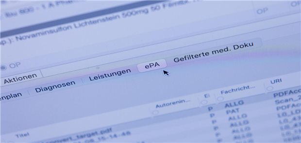 Ein Reiter ePA mit einer Patientenakte ist auf dem Monitor einer Arztpraxis zu sehen.