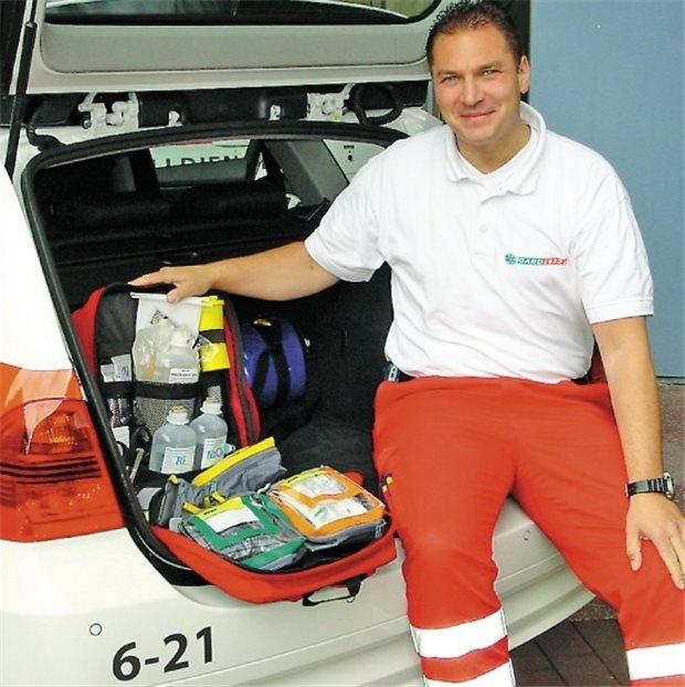 Ein Rettungsassistent des fahrenden Notdienstes in Hamburg mit Einsatzfahrzeug. Die Assistenten sollen die Ärzte fahren und bei Bedarf unterstützen.