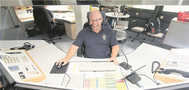 Barmer will Versorgungsplanung abseits von Kreisgrenzen Ein Rettungsassistent in der Rettungsleitstelle im hessischen Landkreis Waldeck-Frankenberg. Die Barmer plädiert für nur noch drei bis vier Leitstellen in ganz Hessen.