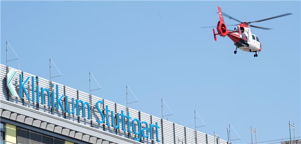 Nach IT-Problemen: Klinikum Stuttgart wieder voll in Betrieb Ein Rettungshubschrauber hebt neben dem Schriftzug „Klinikum Stuttgart“ vom Katharinenhospital aus ab. Das Krankenhaus war am Montag in Teilen durch ein IT-Problem über mehrere Stunden hinweg lahmgelegt.