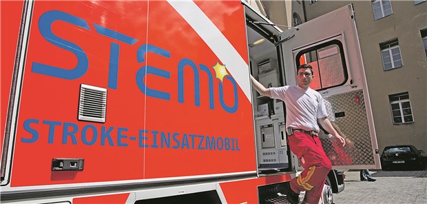 Stroke-Einsatzmobile haben sich bewährt Ein Rettungssanitäter verlässt das Stroke-Einsatzmobil in Berlin. Drei dieser Fahrzeuge sind in der Hauptstadt im Einsatz.
