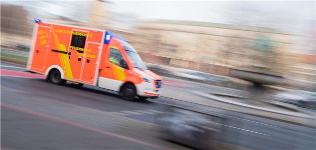 Omikron: Rettungsdienste sehen sich gut gewappnet Ein Rettungswagen der Feuerwehr Hannover fährt mit Blaulicht durch die Innenstadt. Die Rettungsdienste in Niedersachsen sehen sich für den Fall weiter steigender Corona-Infektionszahlen personell gewappnet.