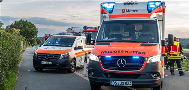 Malteser senken Höchstarbeitszeit im Rettungsdienst Rettungswagen mit Einsatzkräften