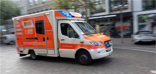 Ein Rettungswagen mit Blaulicht fährt zum Einsatz, weicht ein Fahrradfahrer aus und verletzt sich dabei, auch ohne Kollision, kann der Rettungsdienst in Haftung genommen werden.