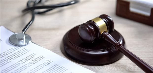 Ein Richterhammer liegt auf dem Tisch.