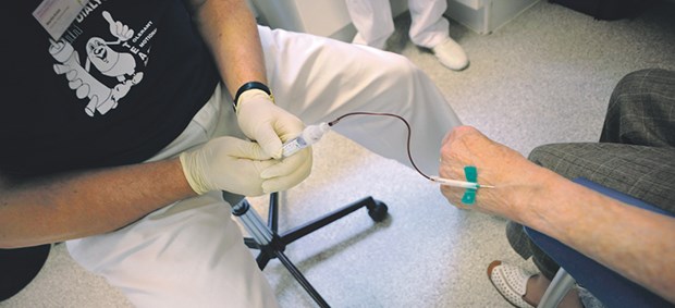Bei der Blutentnahme hört die Aufklärungspflicht auf Ein Risiko der Blutentnahme: Nerven können verletzt werden.