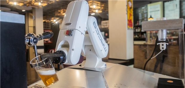 Ein Roboter zapft das Bier Ein Roboterarm schenkt in der Bar La Gitana Loca in Sevilla ein Bier ein. Der Roboterarm wurde installiert, um den Kontakt zwischen Personal und Kunden zu reduzieren und eine Infektion mit Coronavirus zu verhindern.