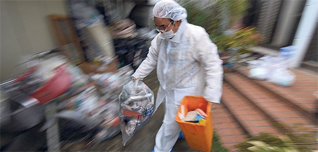 Experten fordern Fokus auf Individuen Ein Rückkehrer entsorgt radioaktiv belastetes Material aus seinem Haus in Namie in der Präfektur Fukushima.