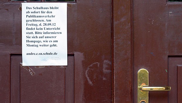 Tausende Kinder an Brechdurchfall erkrankt Ein Schild an der Eingangstür zum André Gymnasium in Chemnitz weist am 27.09.2012 darauf hin, dass die Schule am Freitag (28.09.2012) geschlossen bleibt.
