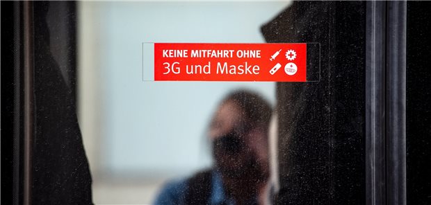 Ein Schild an der Straßenbahn in Bremen informiert über die 3G- und Maskenpflicht. Die bisherigen Corona-Regeln werden dort bis zum 2. April gelten. In Nordrhein-Westfalen haben sich Ärztekammer Westfalen-Lippe und das Uniklinikum Münster dafür ausgesprochen, diese Vorgabe zu verlängern.