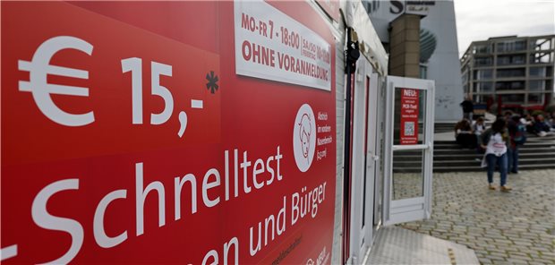 Holetschek: Impfen ist der Weg aus der Corona-Pandemie, nicht Testen Ein Schild an einem Testzentrum weist auf die Gebühr von 15 Euro für einen Corona-Schnelltest hin. Diese sind ab dem 11. Oktober 2021 nur noch in Ausnahmefällen kostenlos.