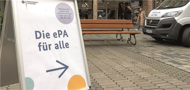 Ein Schild des Bundesministeriums für Gesundheit wirbt für die elektronische Patientenakte.