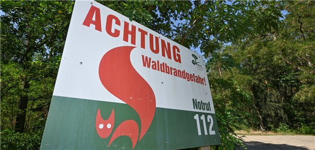 Ein Schild im Landkreis Oder-Spree in Ostbrandenburg warnt vor Waldbrandgefahr. Nach langanhaltenden Ereignissen wie Hitze und Dürre träten vor allem Verhaltens- und Angststörungen auf, berichten Pädiater.