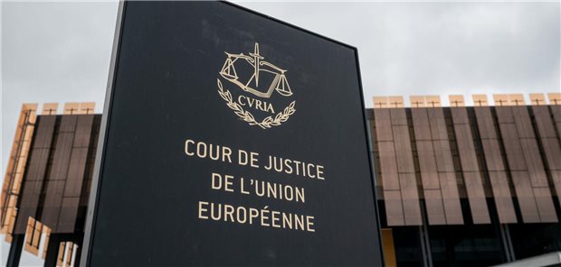 EuGH: Aufsichtsbeschwerde gegen Bewertungsplattform auch neben Klage zulässig Ein Schild mit der Aufschrift „Cour de Justice de l’Union Européene“ vor einem Gebäude des Europäischen Gerichtshofs (EuGH) in Luxemburg