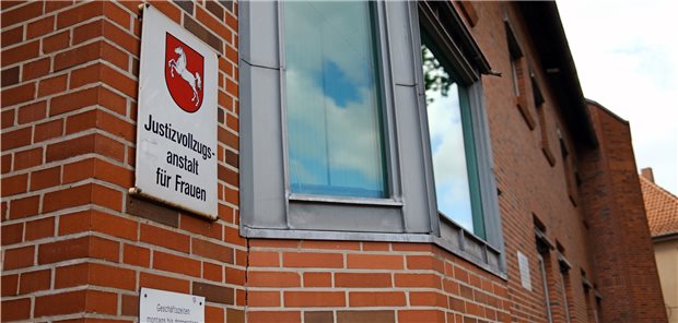 Traumatherapie im Frauenvollzug Ein Schild mit der Aufschrift „Justizvollzugsanstalt für Frauen“ an der JVA Vechta. In der JVA wurde die Vollzugsabteilung mit traumatherapeutischem Schwerpunkt offiziell eröffnet.