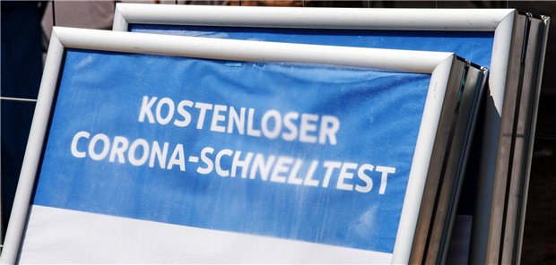 Noch Tausende Corona-Betrugsfälle bei der Staatsanwaltschaft Berlin Ein Schild mit der Aufschrift „Kostenloser Corona-Schnelltest“ steht vor einem Testzentrum. Gerade in der Bundeshauptstadt Berlin haben nicht wenige Empfänger von Subventionen offenbar nicht ganz sauber agiert. Die Staatsanwaltschaft hat immer noch viel zu tun mit den Altfällen aus der Corona-Zeit.