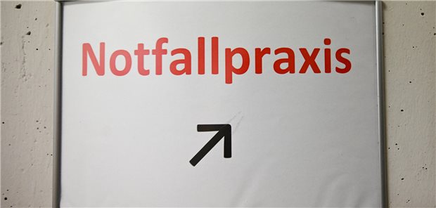 Ein Schild mit der Aufschrift „Notfallpraxis“ ist vor einer Bereitschaftspraxis in einem Krankenhaus in Leonberg angebracht.