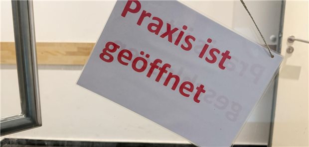 Lauterbach beklagt „Diskriminierung“ gesetzlich Versicherter Ein Schild mit der Aufschrift „Praxis ist geöffnet“ hängt an der Eingangstür einer Arztpraxis in Berlin. Doch wer darf mit Termin eintreten? (Archivbild)