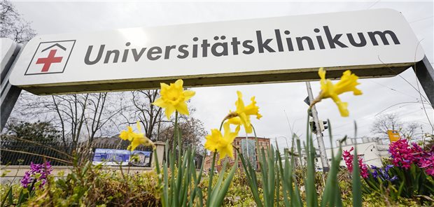 Ein Schild mit der Aufschrift „Universitätsklinikum“ steht an einer Einfahrt zum Universitätsklinikum Mannheim. Das Klinikum soll einen Mehrheitsgesellschafter bekommen – die Uniklinik Heidelberg.
