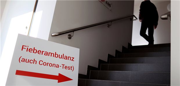 Regierung findet Forderungen nach hartem Lockdown richtig Ein Schild weist am Eingang einer Hausarztpraxis auf Fieberambulanz und Corona-Test hin. Die Regierung will die Corona-Inzidenz mit mehr Tests, Impfungen, aber auch einem härteren Lockdown wieder stabil unter 100 bringen.
