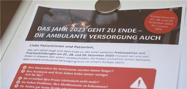 KBV kritisiert Lauterbach für Aussagen zu den Praxisschließungen Ein Schild weist an der Eingangstür einer Arztpraxis auf die Schließung bis zum 1. Januar 2024 hin.