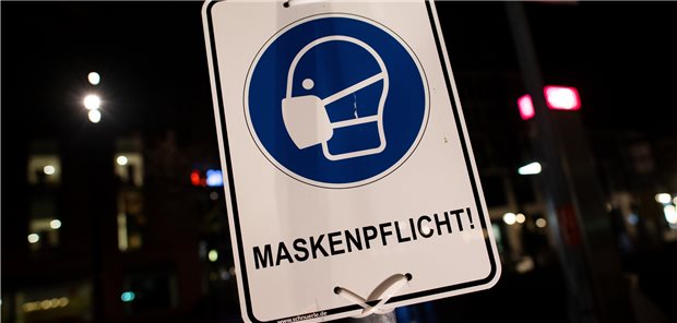 Koalition sichert die Corona-Verordnungen gesetzlich ab Ein Schild weist auf das Einhalten der Maskenpflicht hin. Weiter gelten strenge Pandemie-Maßnahmen. Die Koalition will ihre Corona-Verordnungen nun gesetzlich absichern.