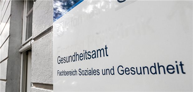 Brandenburg: Öffentlicher Gesundheitsdienst ist überaltert Ein Schild weist auf das Gesundheitsamt in der Landeshauptstadt Potsdam hin. Mit einer Abfrage ist jetzt eine Bestandsaufnahme zum Altersdurchschnitt des Personals in Gesundheitsämtern gemacht worden.
