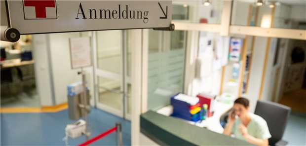 Ein Schild weist auf die Anmeldung in der Zentralen Notaufnahme am Klinikum Nürnberg Süd: Der Gemeinsame Bundesausschuss hat am Donnerstag Vorgaben für die Ersteinschätzung in Notaufnahmen festgelegt.