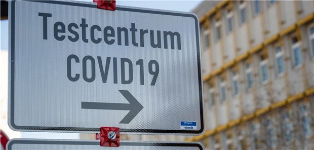 Neue Corona-Testverordnung ab Dezember Ein Schild weist auf ein Corona-Testzentrum hin. Neue Regelungen sollen zum 1. Dezember kommen.