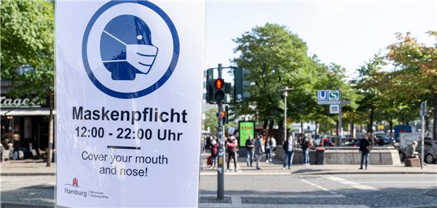 Wie Hamburg die Corona-Pandemie einzudämmen versucht Ein Schild weist im Hamburger Stadtteil St.Georg auf die dort geltende verschärfte Maskenpflicht in der Öffentlichkeit hin.