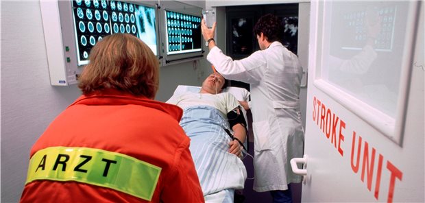 Ein Schlaganfall-Patient wird in die Stroke-Unit eingeliefert.