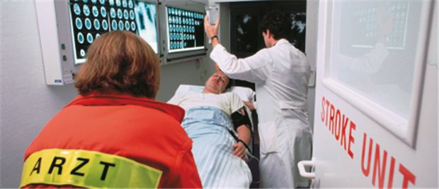 Ein Schlaganfall-Patient wird in die Stroke Unit gebracht. Nach der Akutversorgung geht es um Sekundärprävention. © michalke/imago, Sebastian Kaulizki/fotolia.com