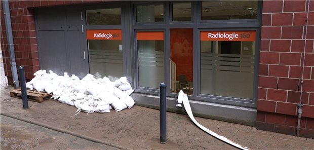 Evakuierungen, Sorgen, Hilfsbereitschaft Ein Schlauch der Feuerwehr führt aus einem tief gelegenen Fenster der Radiologie des Klinikums Leverkusen. Wegen einer Störung der Stromversorgung ist das Krankenhaus komplett evakuiert worden. Bereits in der Nacht sei der Notstrom ausgefallen, einige Stationen seien ohne Licht gewesen. Auslöser des Stromausfalls war das Hochwasser des Flüsschens Dhünn.