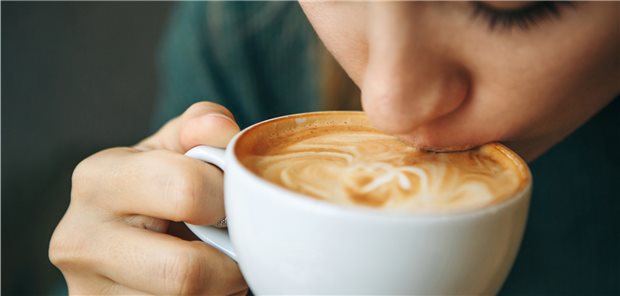Ein Schluck Kaffee: Daten zu kardioprotektiven Effekten davon sollen beim Herz-Kongress ACC Anfang April vorgestellt werden.