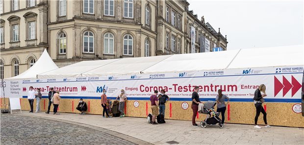 Täglich 2000 Corona-Tests am neuen KV-Testzentrum möglich Ein Schriftzug weist zum Eingang des neuen Corona-Testzentrums der KV am Hamburger Hauptbahnhof hin.