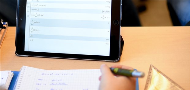 Denkbremse oder Lehrfortschritt? Ein Schüler des Gymnasiums Carolinum in Neustrelitz errechnet eine Gleichung mit einem iPad im Matheunterricht.