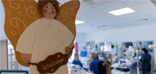 Notstand in Kinderkliniken: Warum freie Betten oft Mangelware sind Ein „Schutzengel“ hängt über den Betten im Perinatalzentrum der Klinik für Kinderheilkunde des Universitätsklinikums Essen. Die Lage an vielen Kinderkliniken ist Fachleuten zufolge kritisch.