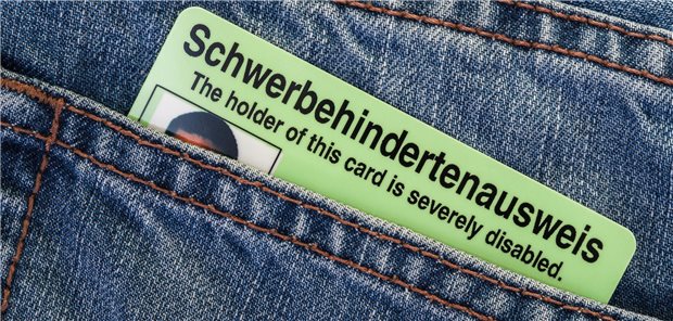 Ein Schwerbehindertenausweis bietet Inhabern einige Nachteilsausgleiche, etwa Sonderurlaub, Kündigungsschutz und Steuererleichterungen.