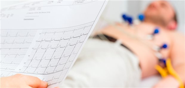 Ein Patient bekommt ein EKG.