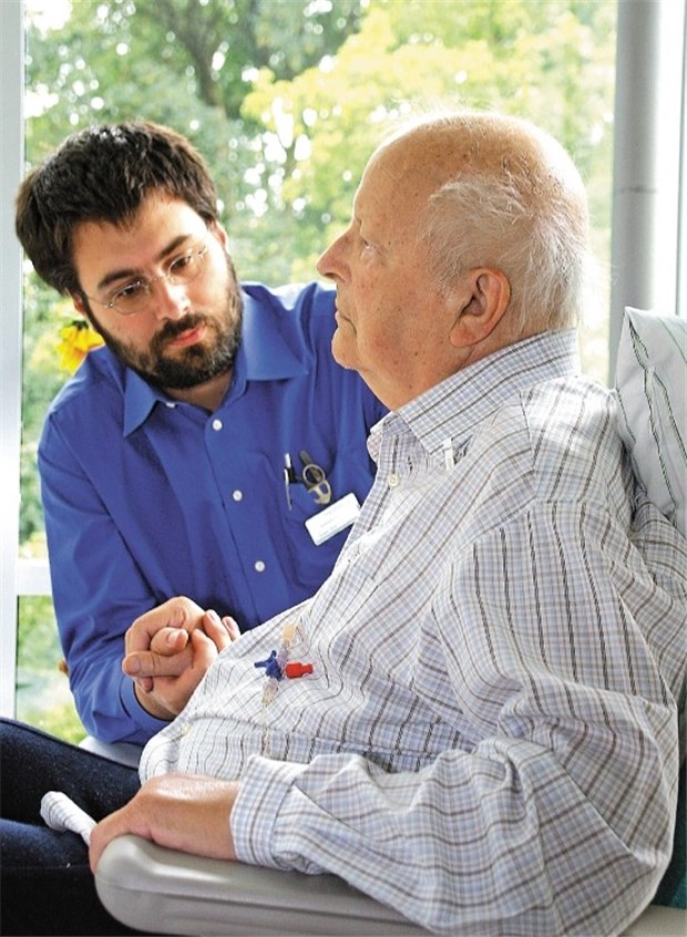 Der Wunsch zu sterben ist oft ein Hilfeschrei Ein Seelsorger nimmt sich Zeit für einen Hospizpatienten.