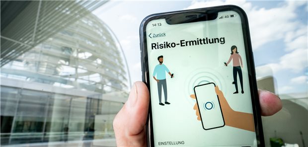 Corona-Warn-App: Download knackt die 10-Millionen-Marke Ein Smartphone mit der Corona-Warn-App vor der Kuppel des Reichstags.