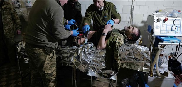 Ein Soldat ist durch mehrere Splitter verwundet. Ein Schrapnell steckt in seinem Bauchbereich. Die Mediziner versorgen ihn.