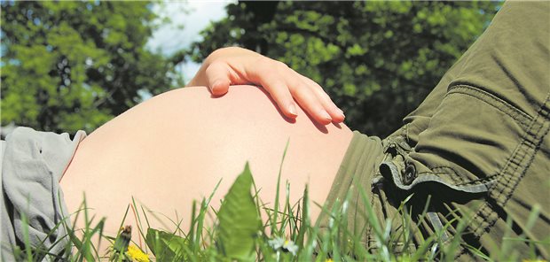 Ein Sonnenbad während der Schwangerschaft ist eher mit Vorsicht zu genießen. Insbesondere bei Temperaturen über 30 °C sollten werdende Mütter besser die Sonne meiden. Dies legt eine Studie aus Hamburg nahe.