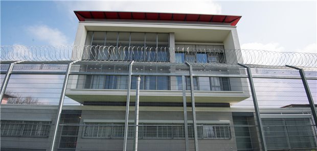 Hackerangriff auf die Bezirkskliniken Mittelfranken Ein Stacheldrahtzaun bietet offensichtlich keinen Schutz vor Cyberkriminellen: Das Bezirsklinikum Ansbach ist nach Angaben der Bezirskliniken Mittelfranken auch Opfer der Hackerattacke auf den Klinikverbund geworden.
