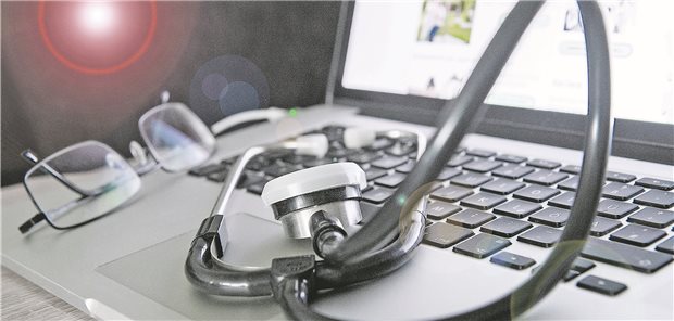 Bundesrat will Zukunftsgesetz durchwinken Ein Stethoskop liegt auf der Tastatur eines Laptops: Die Länder plädieren für mehr Zeit, um Mittel aus dem Krankenhauszukunftsfonds zu beantragen.
