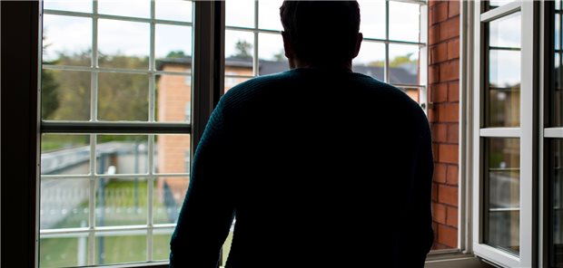 Stadt Schwäbisch Hall stimmt neuer Klinik für Maßregelvollzug zu Ein Straftäter steht vor einem vergitterten Fenster in der Klinik für Forensische Psychiatrie (Maßregelvollzug) auf dem Gelände des Martin Gropius Krankenhauses in Eberswalde (Brandenburg). Behandlungsplätze sind rar – auch in Baden-Württemberg.