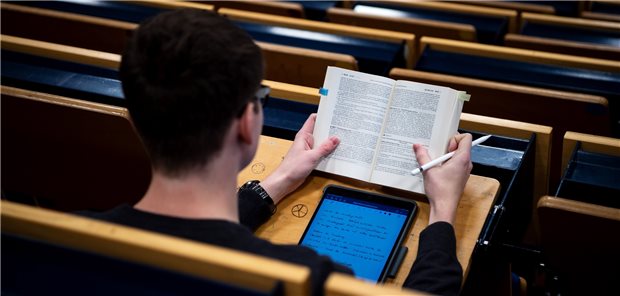Uni-Rektorin sieht Studiengang Medizin in Bremen skeptisch Ein Student sitzt im Hörsaal der Universität Bremen. Pläne für einen Studiengang Medizin an der Weser kommen nicht voran.