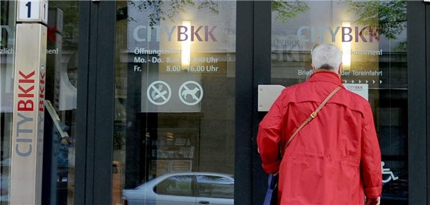 Ein Szenario, das die Gesetzliche Krankenversicherung gern vermeiden möchte: Eine Versicherte vor den Toren einer Filiale der City BKK, die Ende Juni 2011 nach vorangegangener Insolvenz zwangsweise geschlossen wurde.